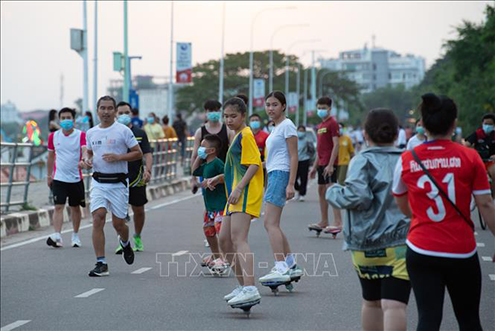 Người dân tập thể dục tại Viêng Chăn, Lào, ngày 5-7/2021. Ảnh: THX/TTXVN