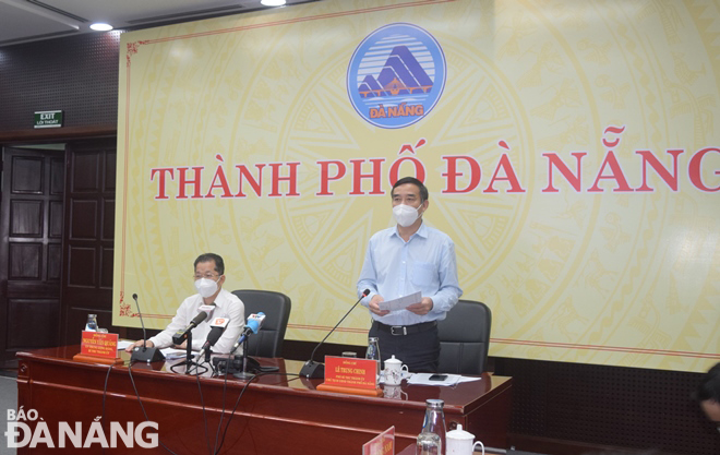 Municipal Party Committee Secretary Nguyen Van Quang (left) and municipal People”s Committee Chairman Le Trung Chinh co-chaired the Saturday’s meeting to discuss the next easing of restrictions. Photo: HOANG HIEP