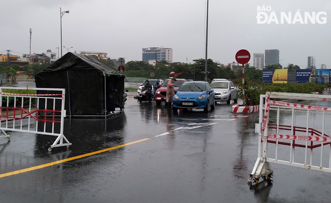 The task forces return to the checkpoint to tighten controls on road users crossing the Han River Bridge on the morning of September 12. Photo: HOANG HIEP