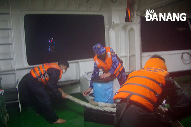 The Coast Guard ship 8002 reaching the distressed fishing boat DNa 0494 in the night of September 11. PHOTO: NAM TRUNG