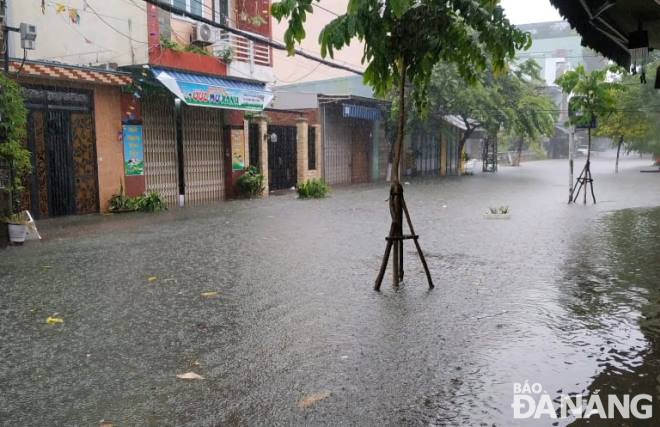 A section of Cu Chinh Lan Street in Thanh Khe District is deeply flooded due to typhoon Conson-triggered heavy rains. Photo: HOANG HIEP