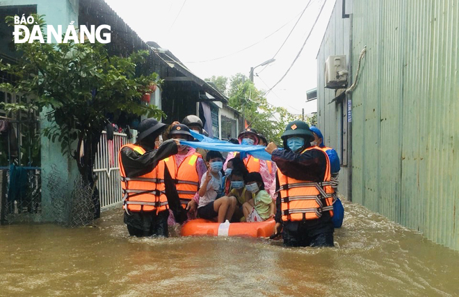  Police officers and men relocate residents in Hoa Khanh Nam Ward to safety. Photo courtesy of Hoa Khanh Nam Ward Police