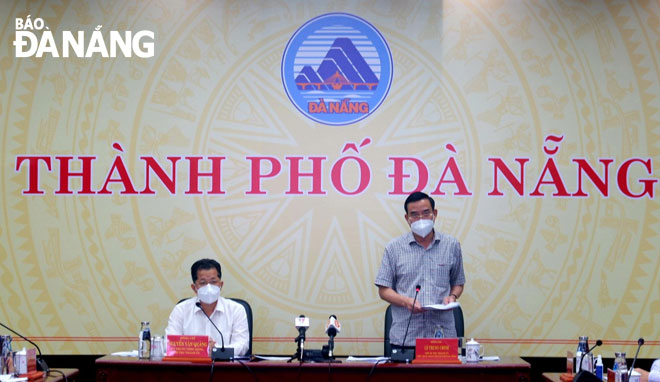Chủ tịch UBND thành phố Lê Trung Chinh (phải) phát biểu tại cuộc họp Ban Chỉ đạo Phòng, chống Covid-19 chiều 12-9. Ảnh: PHAN CHUNG