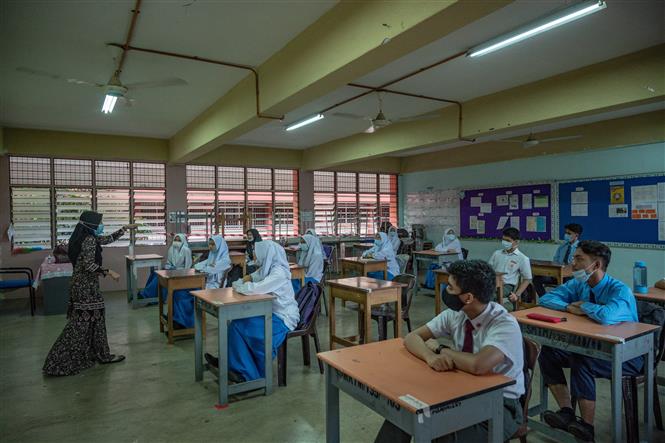 Học sinh đeo khẩu trang nhằm ngăn chặn sự lây lan của dịch COVID-19 tại một trường học ở Kuala Lumpur, Malaysia. Ảnh: AFP/TTXVN