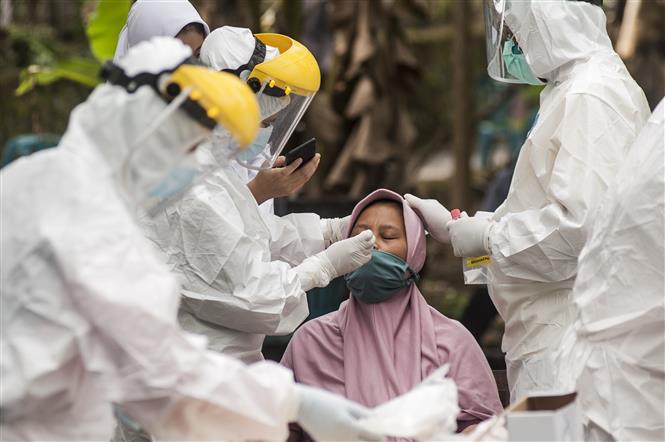 Nhân viên y tế lấy mẫu xét nghiệm COVID-19 cho người dân tại Yogyakarta, Indonesia, ngày 14/6/2021. Ảnh: THX/ TTXVN
