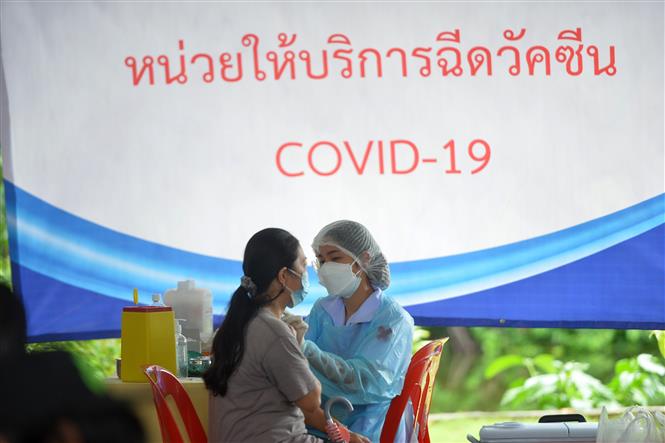Nhân viên y tế tiêm vaccine ngừa COVID-19 cho người dân tại Bangkok, Thái Lan, ngày 26/8/2021. Ảnh: THX/ TTXVN