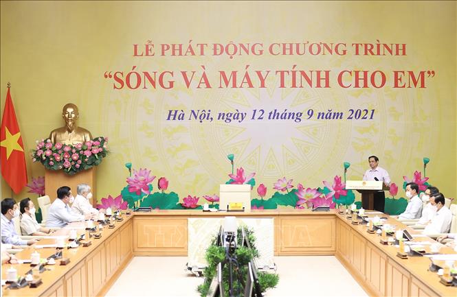 Thủ tướng Chính phủ Phạm Minh Chính phát động Chương trình “Sóng và máy tính cho em”. Ảnh: Dương Giang/TTXVN