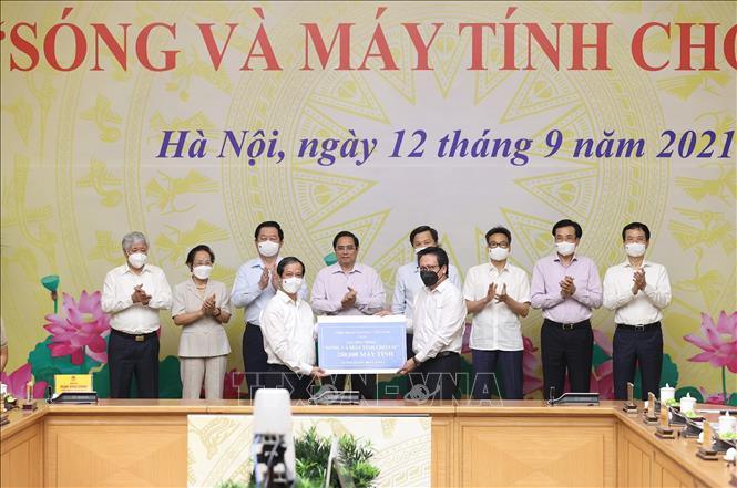 Công đoàn Giáo dục Việt Nam tặng Chương trình 200.000 máy tính. Ảnh: Dương Giang/TTXVN