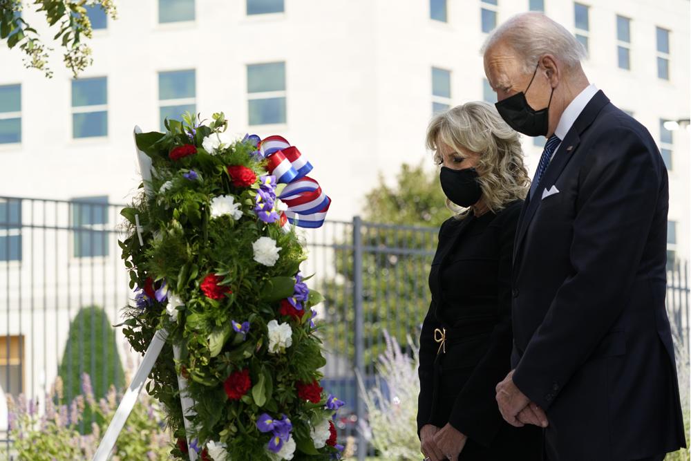 Tổng thống Mỹ Joe Biden và đệ nhất phu nhân đặt hoa tưởng niệm các nạn nhân thiệt mạng trong vụ 11-9-2001 ở Lầu Năm Góc. Ảnh: AP