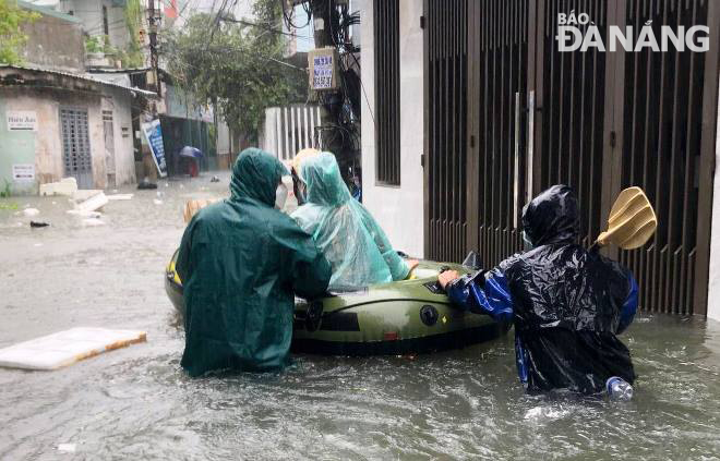 Residents living in inundated areas in Thac Giac Ward, Thanh Khe District are evacuated to safety, September 12, 2021