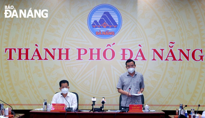 Da Nang Party Committee Secretary Nguyen Van Quang (left) and municipal Peoples Committee Chairman Le Trung Chinh (right) co-chaired the Sunday’s meeting. Photo: PHAN CHUNG