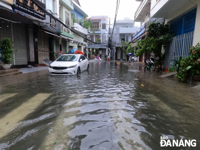 Some streets, including Ham Nghi, Phan Thanh, Tan Da, Quang Dung, adjacent to Thac Gian - Vinh Trung lake area in Thanh Khe District, were seen submerged in knee-deep water. Photo: XUAN SON