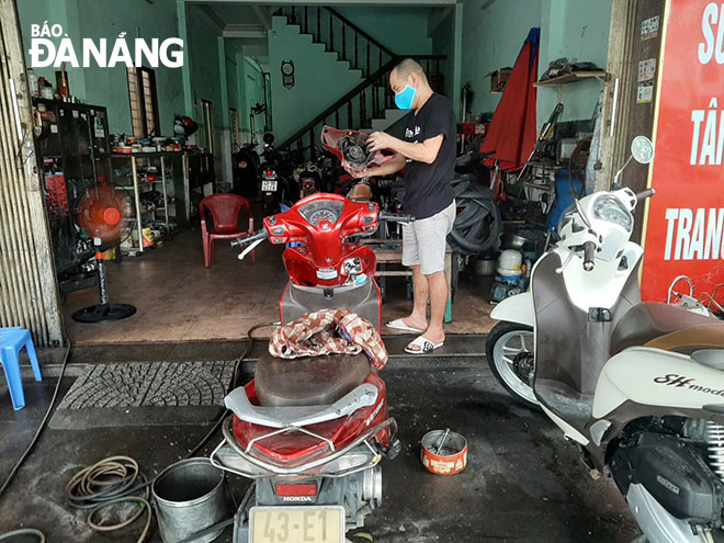 Một của hàng sửa chữa xe máy trên đường Ngô Quyền (quận Sơn Trà) tiếp nhận 3 khách hàng đến sửa xe ngay sau khi mở cửa hoạt động trở lại vào sáng 13-9. Ảnh: KHÁNH HÒA