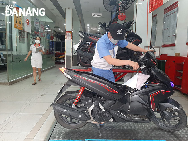 Employees repair motorcycles for customers at the Tien Thu Motorcycle Parts and Warranty Center at 179-181 Phan Chau Trinh Street, September 13, 2021. Photo: KHANH HOA