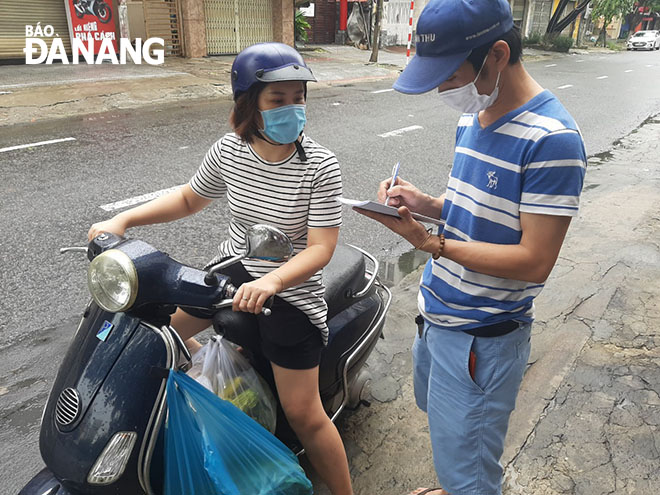 Mr. Le Van Trong (right), the Manager of the Tien Thu Motorcycle Spare Parts and Warranty Center at 179-181 Phan Chau Trinh Street, receives an order of car repair services at home, September 13, 2021. Photo: KHANH HOA