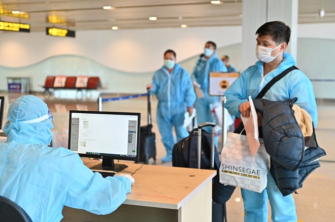 Hành khách làm thủ tục nhập cảnh tại Sân bay quốc tế Vân Đồn ngày 12-9.