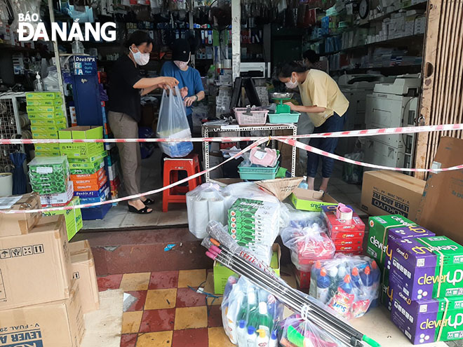 Due to a shortage of employees and means of transportation, even after re-opening, some stationery shops still face difficulties in delivering goods to customers. Photo taken at the Ngoc An stationery store at 131 Le Loi, Hai Chau District on the morning of September 13. Photo: KHANH HOA