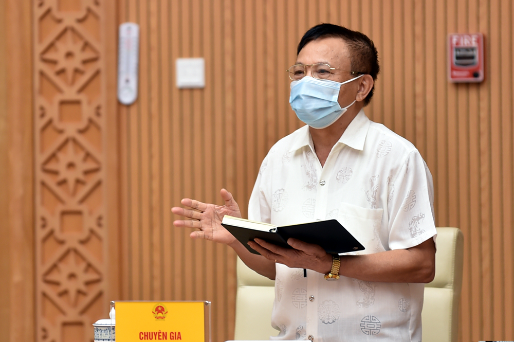 GS. TS Trịnh Quân Huấn, nguyên Thứ trưởng Bộ Y tế, phát biểu tại buổi làm việc - Ảnh: VGP/Nhật Bắc