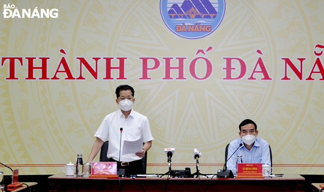 Da Nang Party Committee Secretary Nguyen Van Quang (first, left) and municipal Peoples Committee Chairman Le Trung Chinh met with members of the municipal COVID-19 Monitoring Committee on Monday afternoon to discuss a further phased lockdown relaxation. Photo: LE HUNG