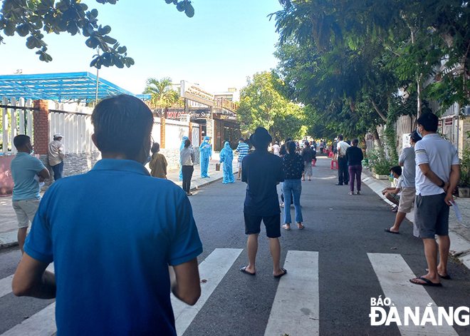 The sampling for COVID-19 testing is in progress in a residential area in My An Ward, Ngu Hanh Son District. Photo: TRIEU TUNG