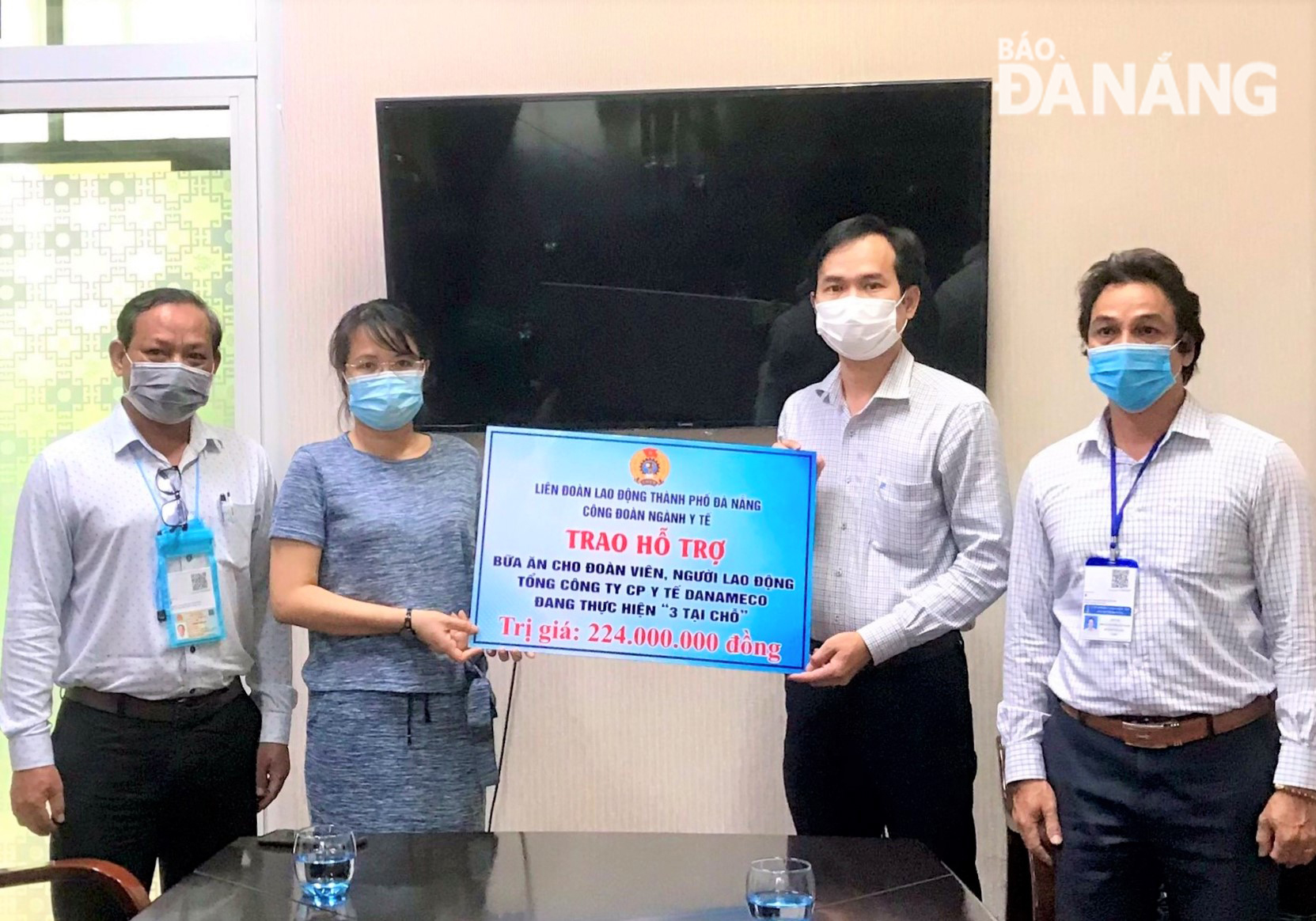 Chairman of the Da Nang Labour Federation Nguyen Duy Minh (2nd, right) give the support to employees who are staying at work under ‘3-on- the-spot’ approach. Photo: L.NGUYEN