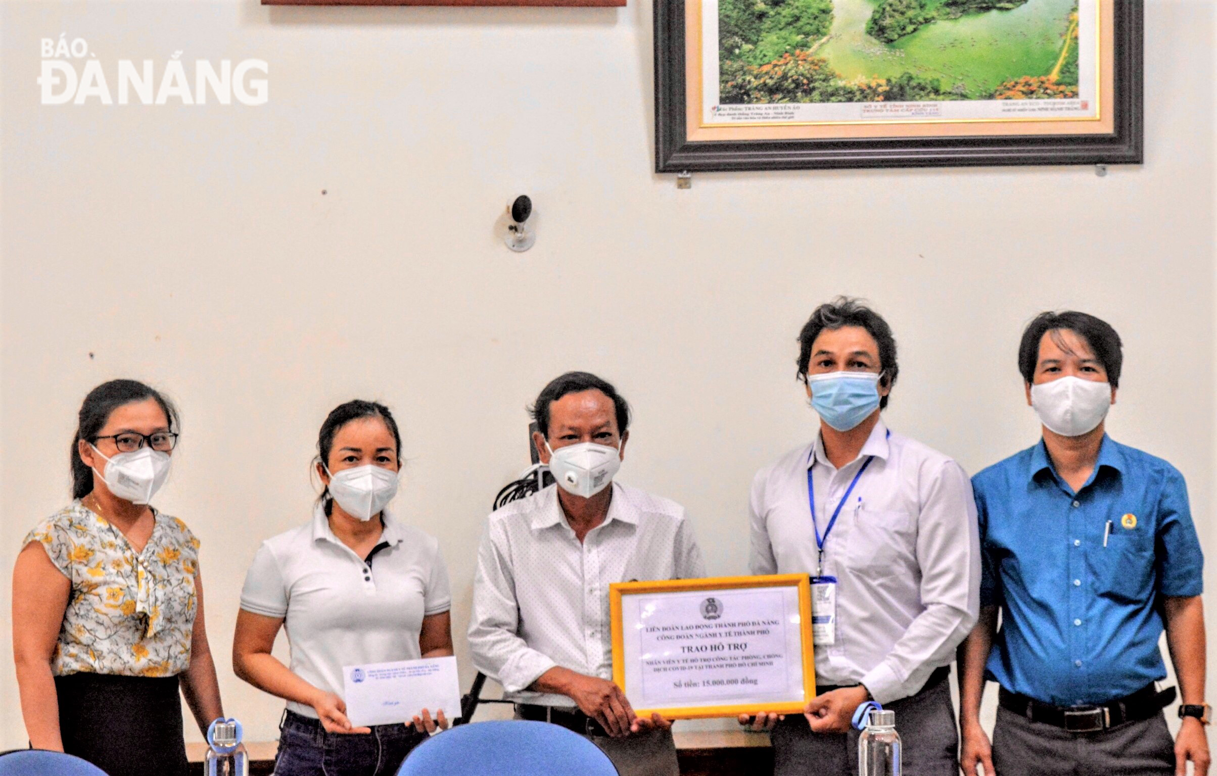 The representative of the Da Nang Healthcare Industry’s Trade Union (2nd, right) give the funding to the eligible staffers of the 115 Emergency Centre,   Photo: L.NGUYEN