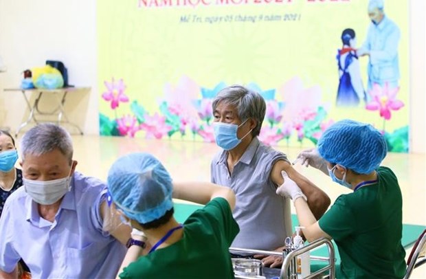 The elderly in Hanoi get vaccinated against COVID-19 on September 14 (Photo: VNA)