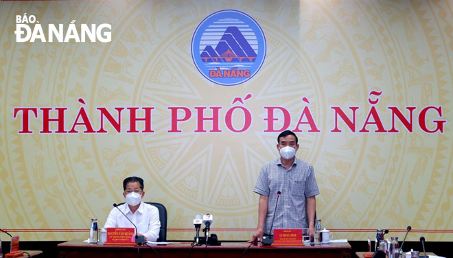 Chủ tịch UBND thành phố Lê Trung Chinh (phải) phát biểu tại cuộc họp Ban Chỉ đạo Phòng, chống Covid-19 chiều 14-9. Ảnh: PHAN CHUNG
