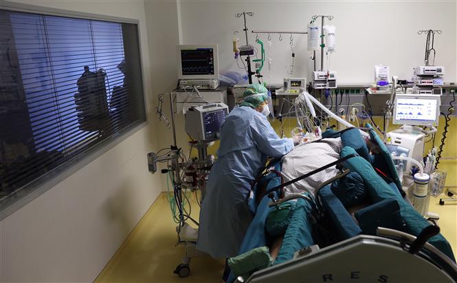 Nhân viên y tế điều trị cho bệnh nhân COVID-19 tại bệnh viện ở Magdeburg, Đức. Ảnh: AFP/ TTXVN