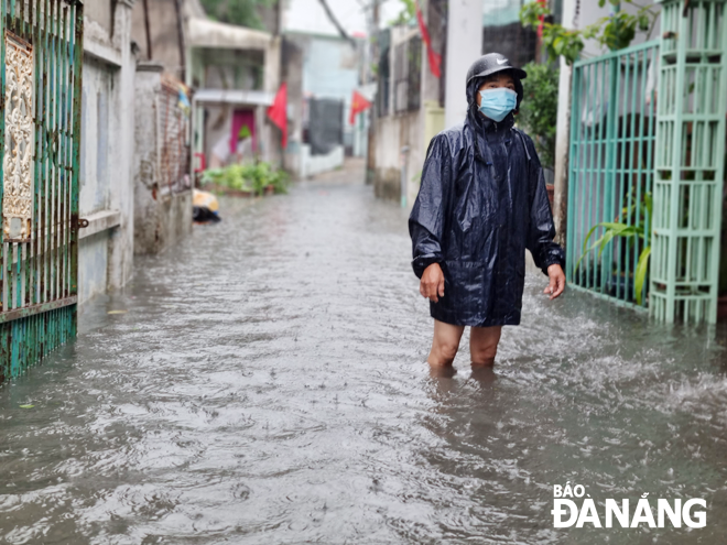 Nước ngập các nhà dân ở lân cận mương Khe Cạn thuộc phường Thanh Khê Tây, quận Thanh Khê. (Ảnh chụp chiều 12-9) 							    Ảnh: HOÀNG HIỆP