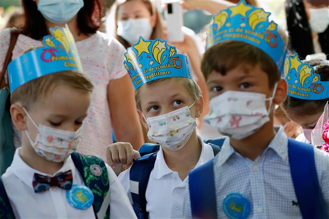 Trẻ em đeo khẩu trang phòng dịch COVID-19 tại trường học ở Bucharest, Romania, ngày 13/9/2021. Ảnh: THX/ TTXVN