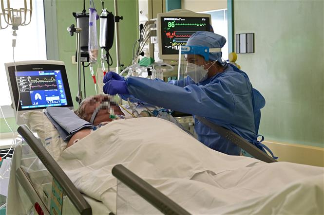 Nhân viên y tế điều trị cho bệnh nhân COVID-19 tại bệnh viện ở Seriate, Bergamo, Italy. Ảnh: AFP/ TTXVN