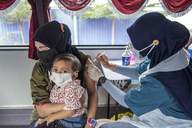 Nhân viên y tế tiêm vaccine phòng COVID-19 cho người dân tại Selongor, Malaysia, ngày 12/9/2021. Ảnh: THX/ TTXVN