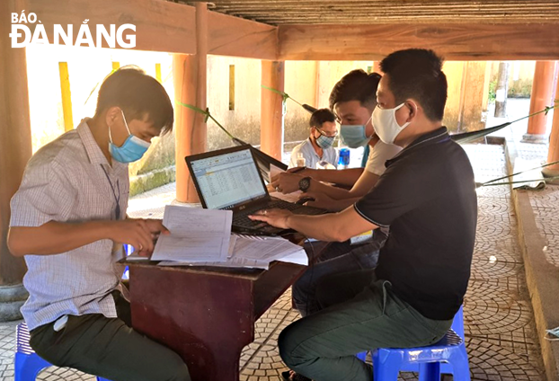 Cán bộ xã Hòa Bắc tăng cường về hỗ trợ giúp công tác điều hành tại thôn Tà Lang hiệu quả, kịp thời. Ảnh: TRỌNG HUY