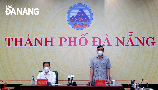 Da Nang Party Committee Secretary Nguyen Van Quang (left) and Municipal Peoples Committee Chairman Le Trung Chinh (right) on Tuesday afternoon announced that further changes to COVID-19 restrictions will come into effect from September 16 until further notice.  Photo: PHAN CHUNG