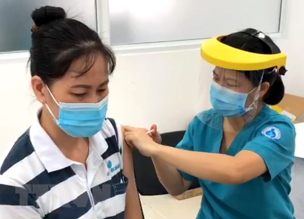 Tiêm chủng vaccine phòng COVID-19 cho công nhân tại Khu chế xuất Tân Thuận. (Ảnh: TTXVN phát)