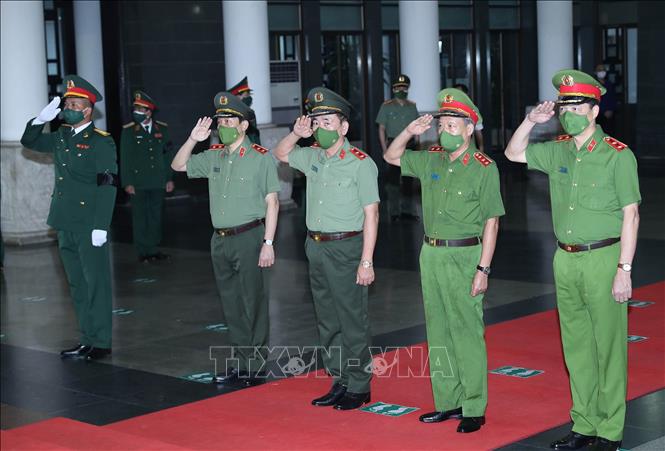 Đoàn Đảng ủy Công an Trung ương và Bộ Công an do Trung tướng, Thứ trưởng Bộ Công an Trần Quốc Tỏ dẫn đầu viếng Đại tướng Phùng Quang Thanh. 