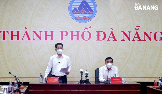 Bí thư Thành uỷ Nguyễn Văn Quảng (trái) phát biểu tại cuộc họp Ban Chỉ đạo phòng, chống Covid-19 chiều 15-9. Ảnh: PHAN CHUNG