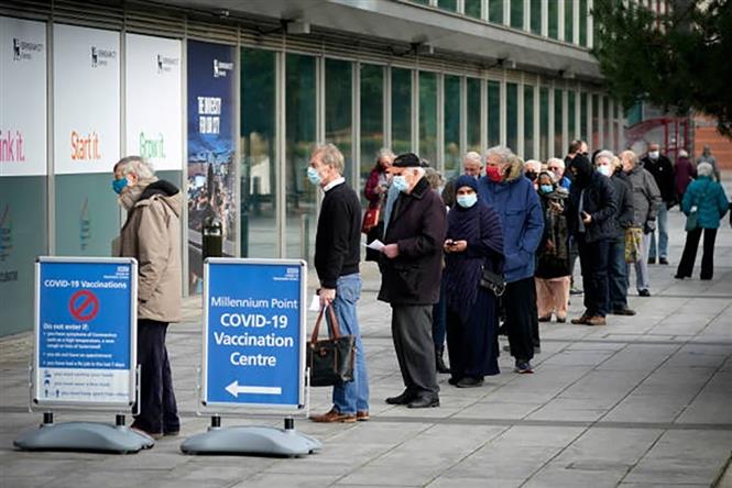 Người dân xếp hàng chờ tiêm vaccine ngừa Covid-19 tại Birmingham, Anh ngày 11-1-2021. Ảnh: AFP/TTXVN
