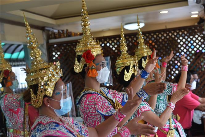 Vũ công đeo khẩu trang phòng dịch Covid-19 tại đền Erawan, Bangkok, Thái Lan, ngày 11-9-2021. Ảnh: THX/ TTXVN