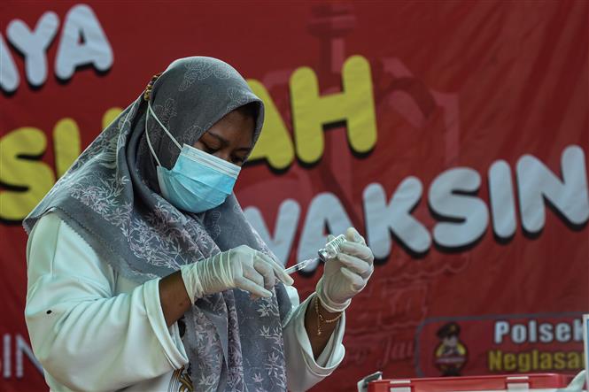 Nhân viên y tế chuẩn bị tiêm vaccine phòng Covid-19 cho người dân tại Tangerang, Indonesia, ngày 13-9-2021. Ảnh: THX/ TTXVN