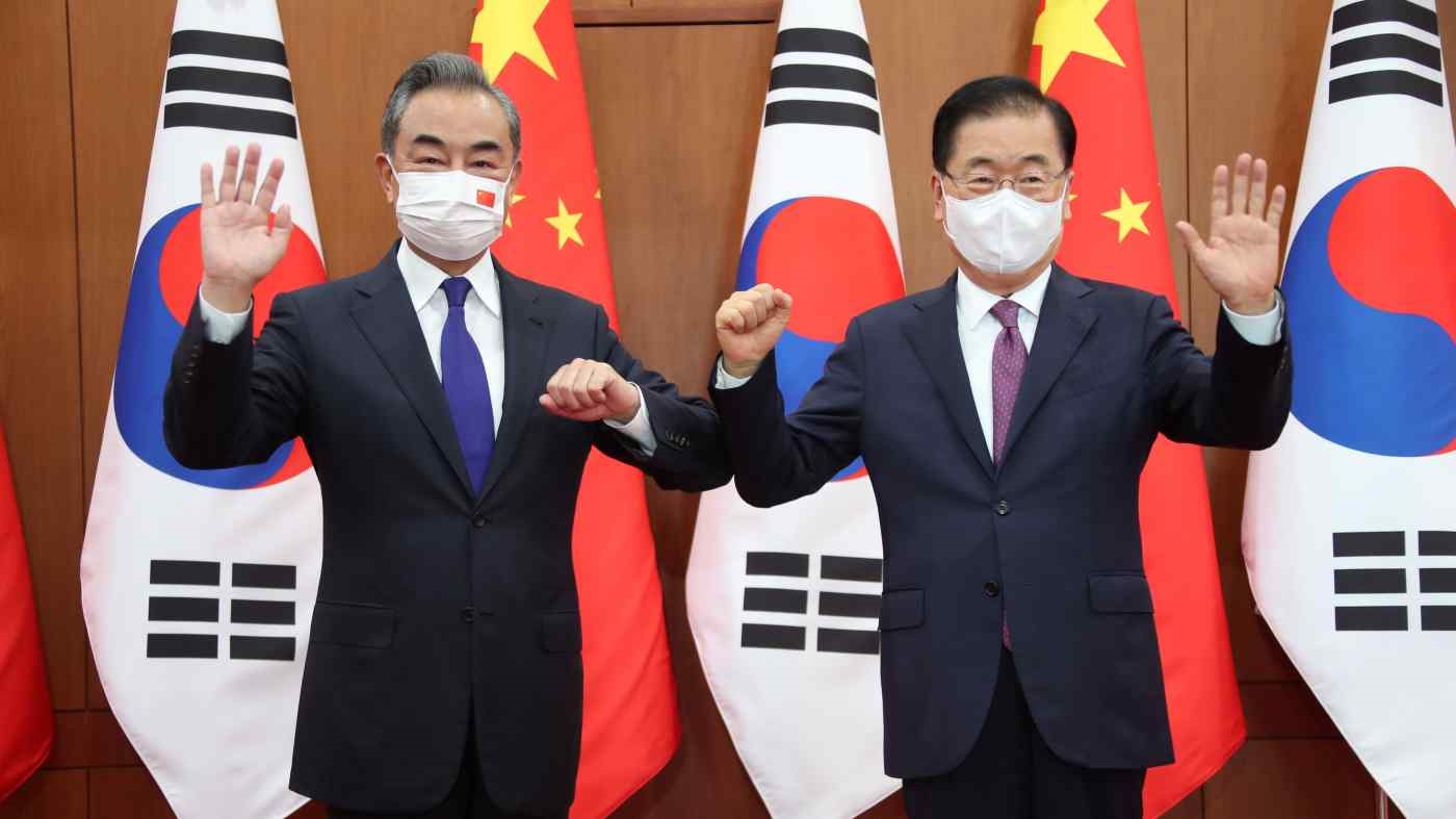 Trong buổi tiếp Ngoại trưởng Trung Quốc Vương Nghị (trái) ngày 15-9, phía Hàn Quốc khẳng định sẽ nỗ lực phi hạt nhân hóa bán đảo Triều Tiên và thiết lập nền hòa bình. Ảnh: Reuters	