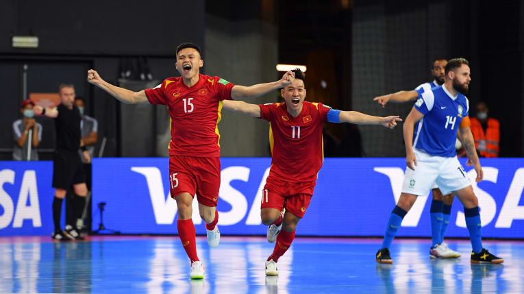 Dù thất bại trong trận ra quân khi gặp đội bóng số 2 thế giới Brazil (áo xanh) nhưng các cầu thủ của đội tuyển Futsal Việt Nam (áo đỏ) vẫn rất tự tin trước cuộc đối đầu cùng Panama vào tối nay (16-9). Ảnh: FIFA	