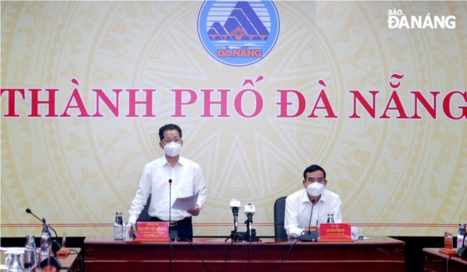 Da Nang Party Committee Secretary Nguyen Van Quang (left) and municipal Peoples Committee Chairman Le Trung Chinh (right) co-chaired the meeting of the municipal COVID-19 Montoring Committee on Wednesday afternoon. Photo: PHAN CHUNG