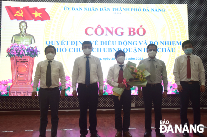 Phó Chủ tịch Thường trực UBND thành phố Hồ Kỳ Minh trao quyết định, tặng hoa chúc mừng ông Nguyễn Văn Duy tại buổi lễ. Ảnh: TRỌNG HUY