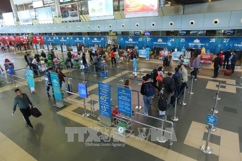 Hành khách làm thủ tục tại sân bay quốc tế Nội Bài. Ảnh tư liệu: Huy Hùng/TTXVN
