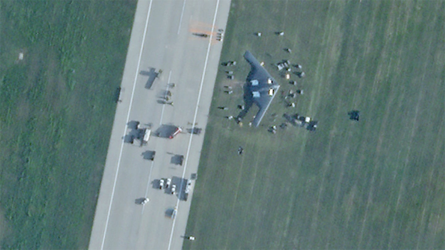 Hình ảnh cho thấy chiếc B-2 Spirit đã chệch hẳn đường băng. Ảnh: The Drive