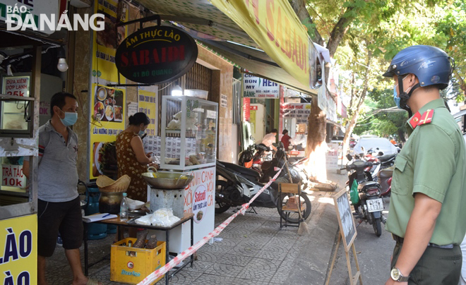  The functional force reminds the householder who trades in processed food to follow the mandatory preventive safety against COVID-19 Photo: HOANG HIEP