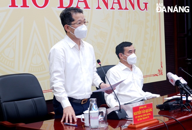 Bí thư Thành uỷ Nguyễn Văn Quảng (trái) phát biểu tại cuộc họp Ban Chỉ đạo phòng, chống Covid-19 chiều 16-9. Ảnh: PHAN CHUNG