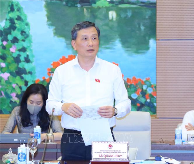 Chủ nhiệm Ủy ban Khoa học, Công nghệ và Môi trường của Quốc hội Lê Quang Huy trình bày báo cáo thẩm tra. Ảnh: Nguyễn Điệp/TTXVN